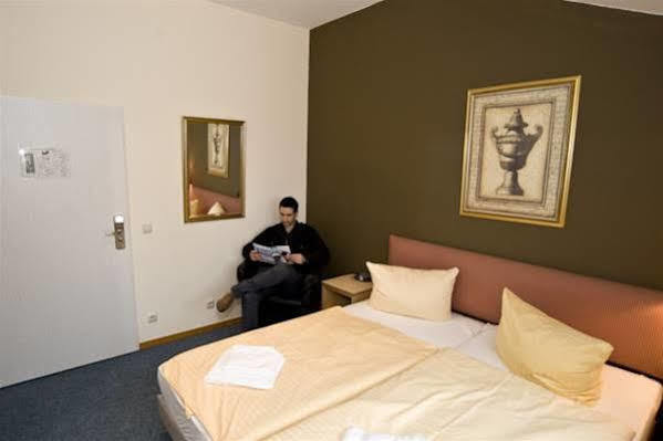Schroeders Stadtwaldhotel Трир Екстериор снимка